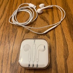 Bundle of two Apple EarPods